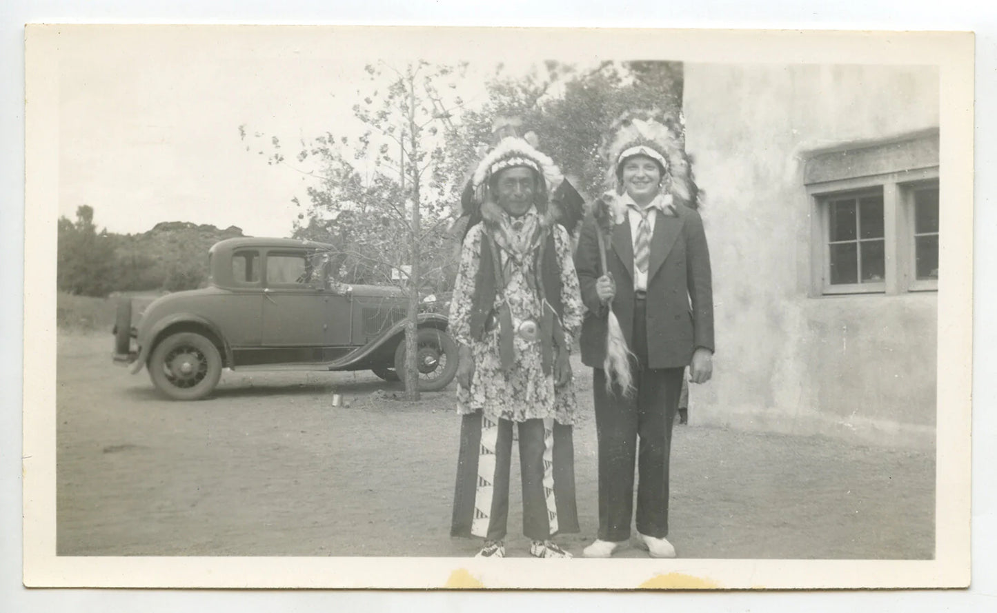 NATIVE AMERICAN MAN SMILING W/ HEADDRESS VINT AUTOMOBILE PHOTO