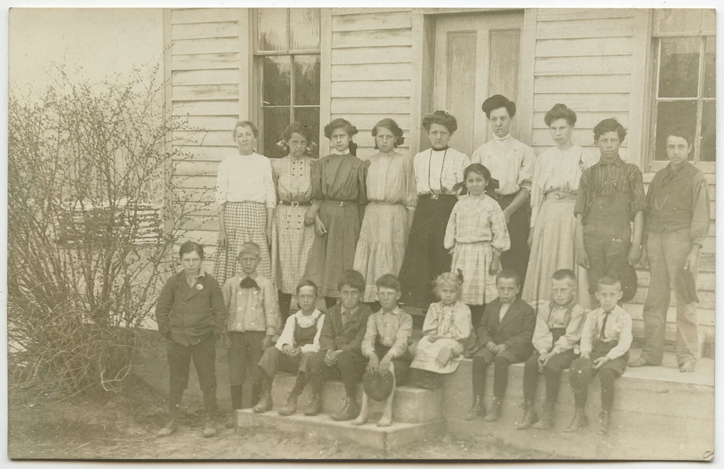 VINT GROUP PHOTO, SCHOOL HOUSE W/ STUDENTS + TEACHER OUTDOORS