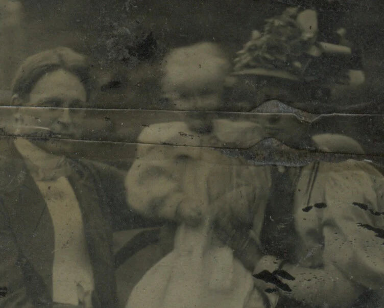 GROUP PHOTO, FAMILY - PARENTS + SMALL CHILD, TINTYPE STUDIO PORTRAIT, 1/6 PLATE