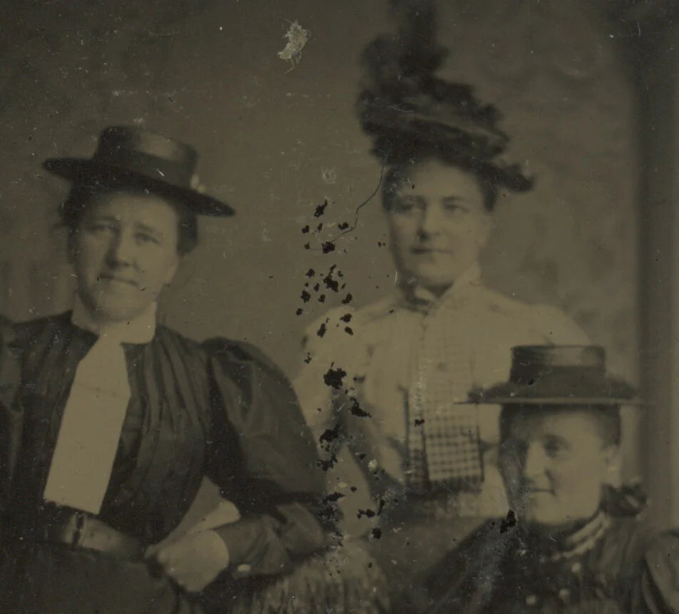 TINTYPE STUDIO PORTRAIT 3 LADIES/SISTERS, GREAT HATS, 1/6 PLATE