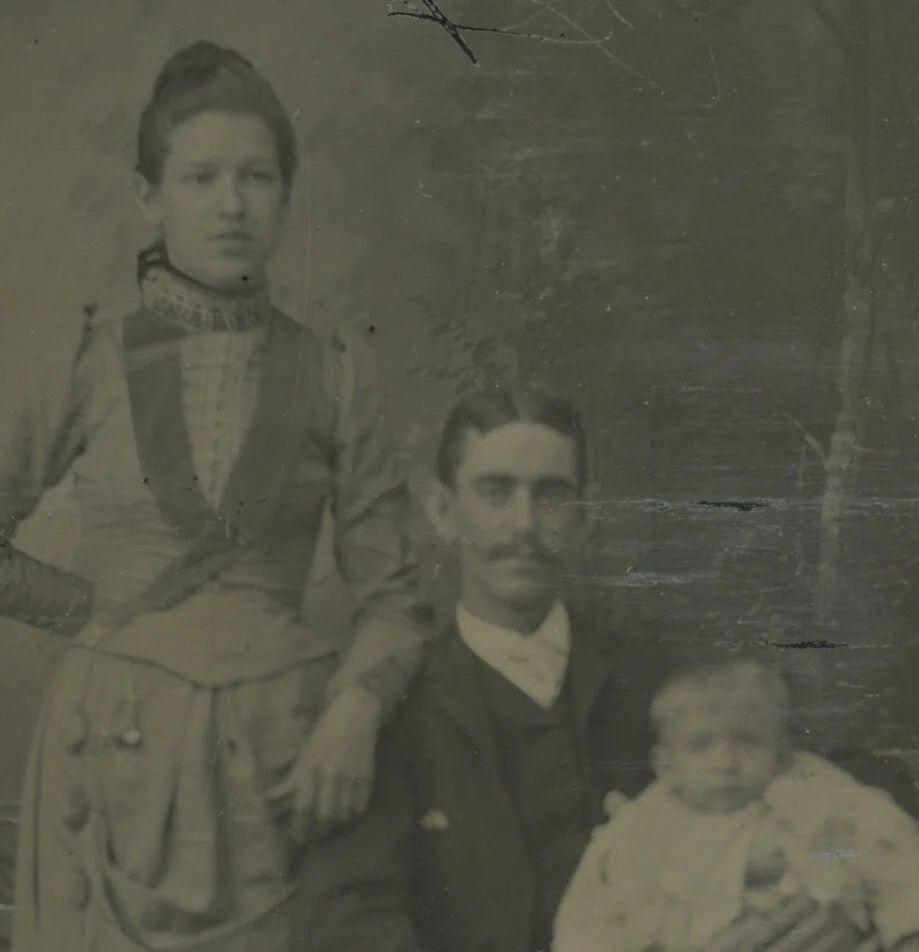GROUP PHOTO, FAMILY - PARENTS + SMALL CHILD, TINTYPE STUDIO PORTRAIT, 1/6 PLATE