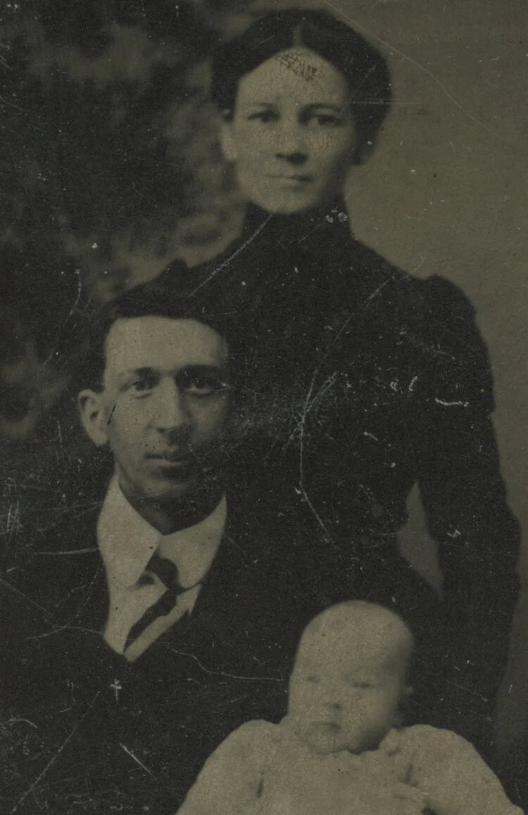 FAMILY - PARENTS W/ BABY, TINTYPE PORTRAIT, 1/6 PLATE