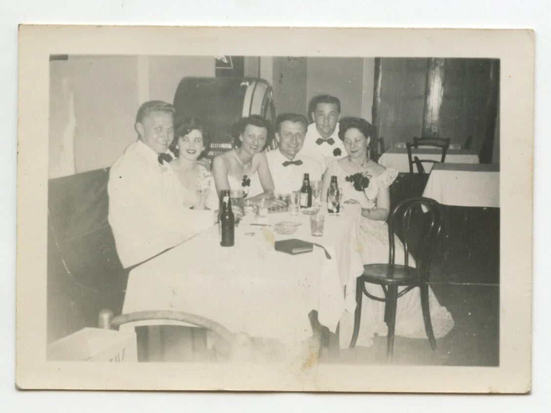 VINT PHOTO - 3 COUPLES IN CLUB, SMILING/BEER BOTTLES/BLACK TIE/JUKEBOX