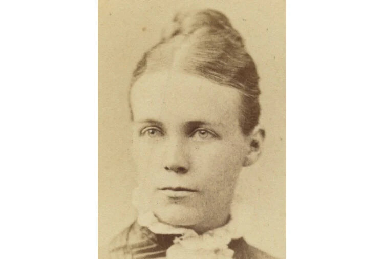 CDV STUDIO PORTRAIT PRETTY LADY FROM LEWISTON, ME