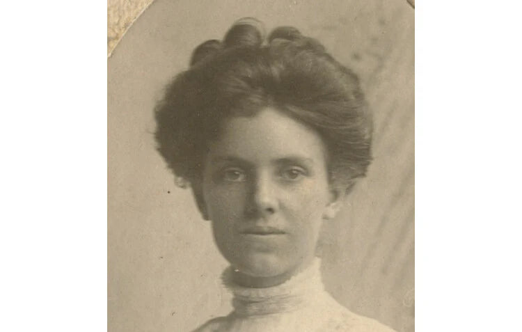 VINT PHOTO STUDIO PORTRAIT VERY SLENDER LADY