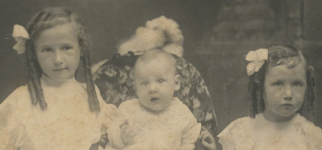 CUTE SIBLINGS CAB PHOTO IDED ON BACK RUBY + JACK SISK