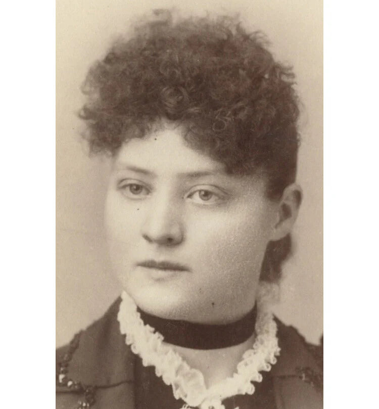 PENDLETON OR, LADY W/ PRETTY DRESS, PHOTO BY WHEELER