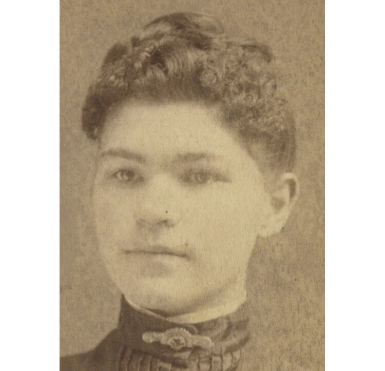 PORTLAND, OR, PHOTO LADY W/ PRETTY DRESS BY DAVIES
