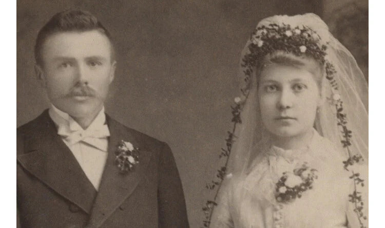MINNEAPOLIS, MINN, MAN + WIFE HOLDING HANDS, WEDDING PHOTO