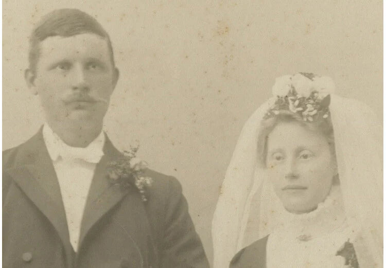 MOLNDAL, SWEDEN, MAN + WIFE, WEDDING PHOTO