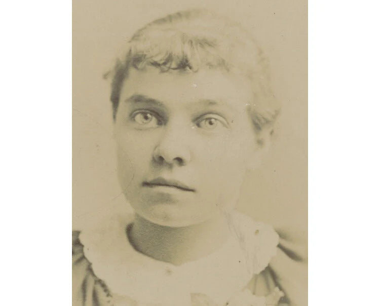 RED WING, MINN, PRETTY LADY LACE COLLAR, PHOTO BY PECK