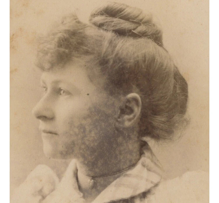 LOWELL, MASS, PORTRAIT OF PRETTY LADY BY HAYDEN