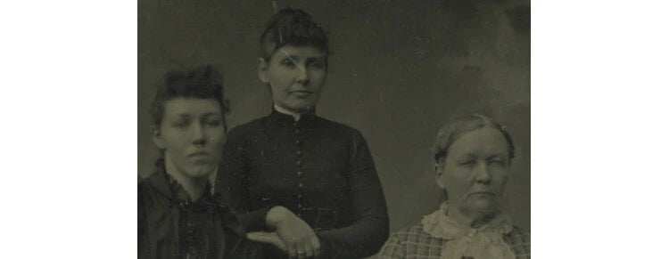 3 LADIES/SISTERS + MOTHER, PRETTY DRESSES, 1/6 PLATE TINTYPE