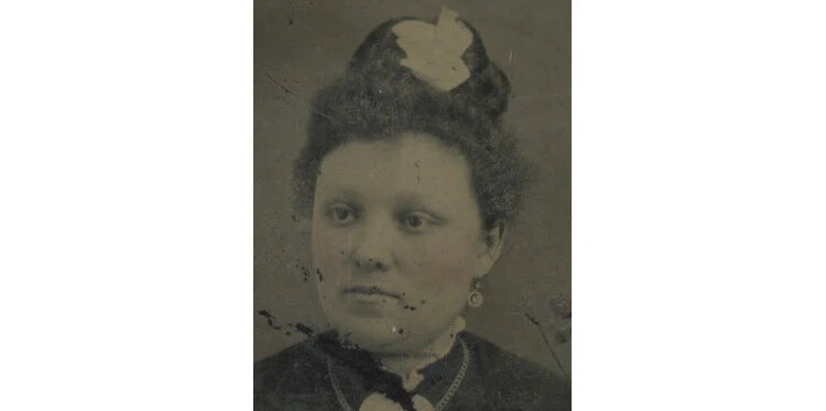 PRETTY LADY 1/6 PLATE TINTYPE, STUDIO PORTRAIT