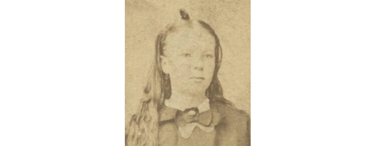 STUDIO PORTRAIT LADY W/ LONG HAIR + PRETTY DRESS