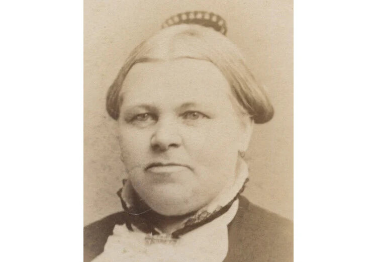 BOSTON, MASS, 1881 PHOTO BY DUNSHEE, OLDER LADY W/ PRETTY DRESS