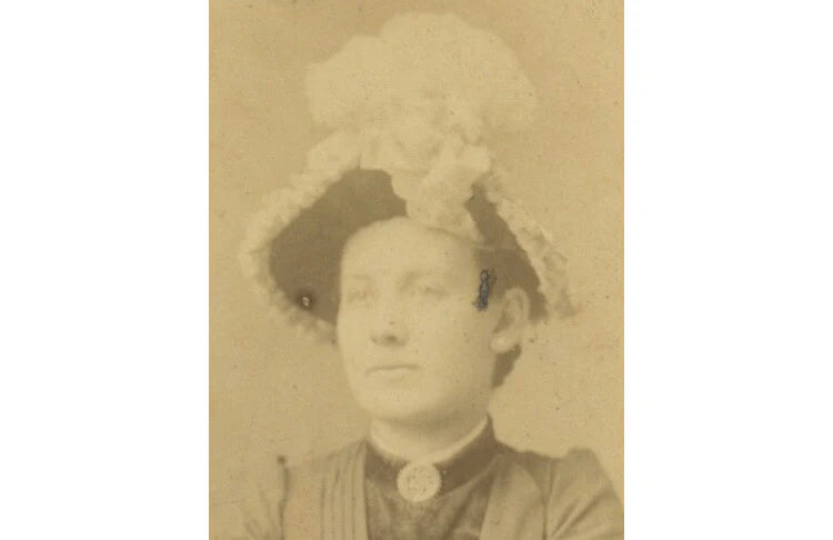 KIRKCALDY, SCOTLAND, PHOTO BY TAYLOR, LADY W/ GREAT HAT, FOREIGN