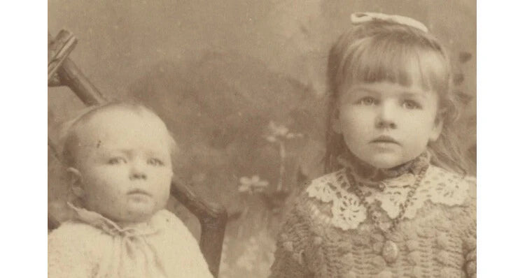 BELLINGHAM/NEW WHATCOM, WASH, 2 CUTE SIBLINGS, PHOTO BY HEGG