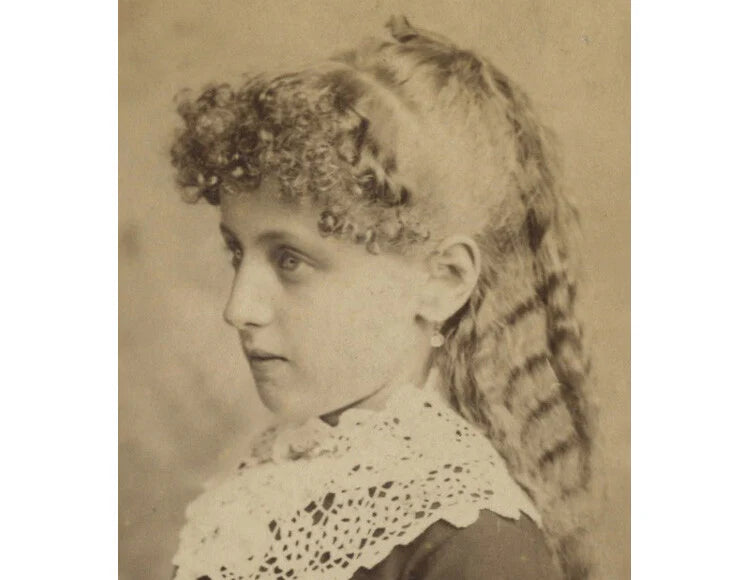 PITTSBURGH, PA, PHOTO BY MORRIS, GIRL W/ CURLS/WAVY LONG HAIR