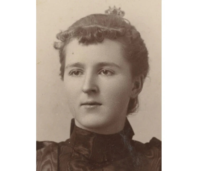 MEADVILLE, PA, LADY W/ PRETTY DRESS, PHOTO BY HALL, GRAPHIC BACK