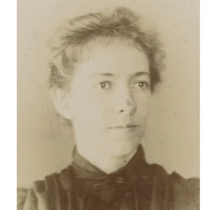 STUDIO PORTRAIT LADY W/ PRETTY DRESS