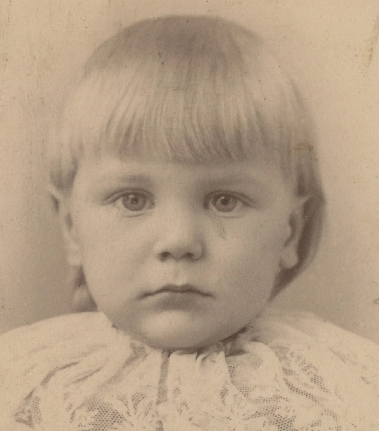 TARENTUM, PA, STUDIO PHOTO, CHILD W/ BLOND HAIR + BANGS