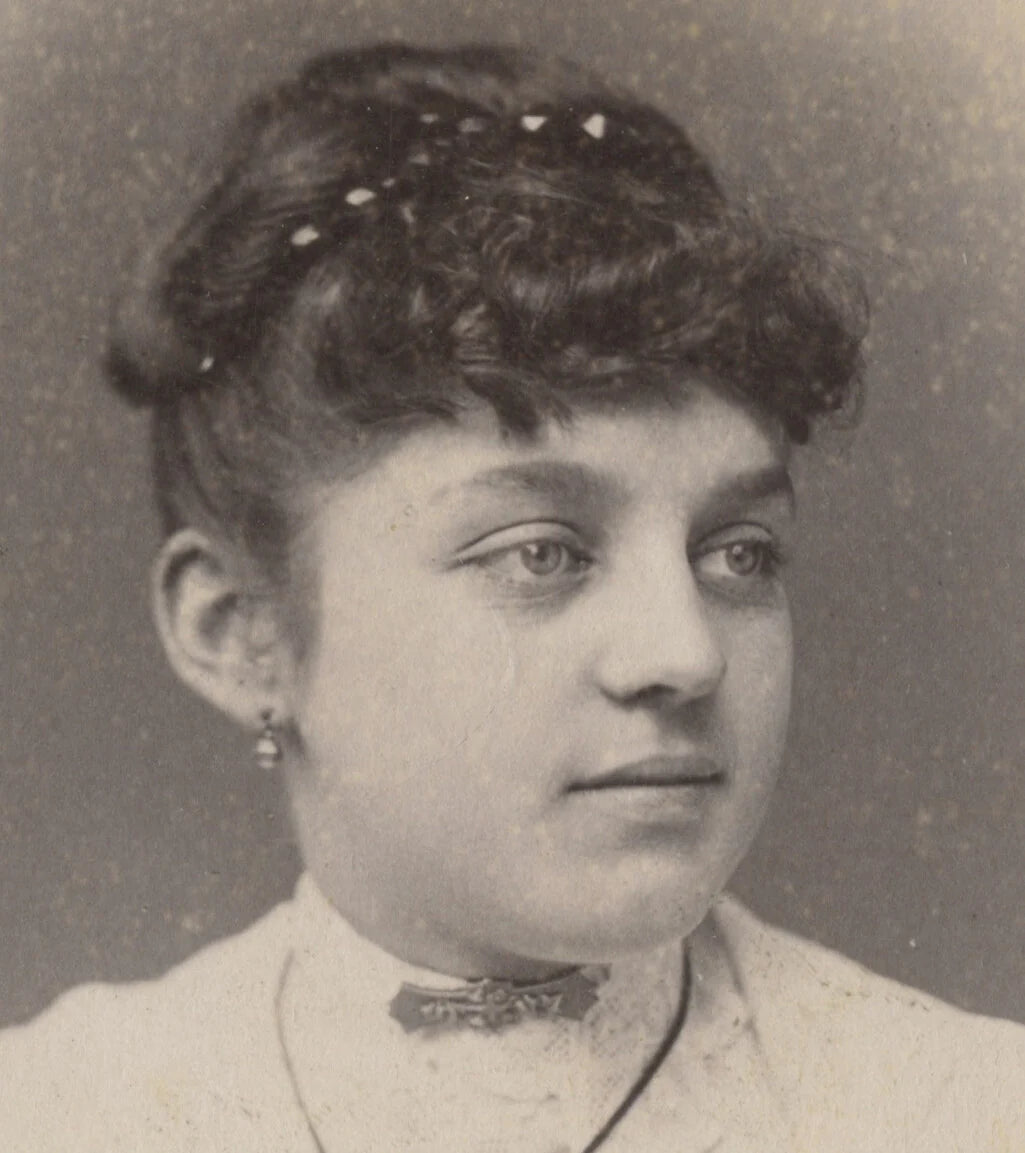 LADY FROM CLEVELAND, OH, PHOTO