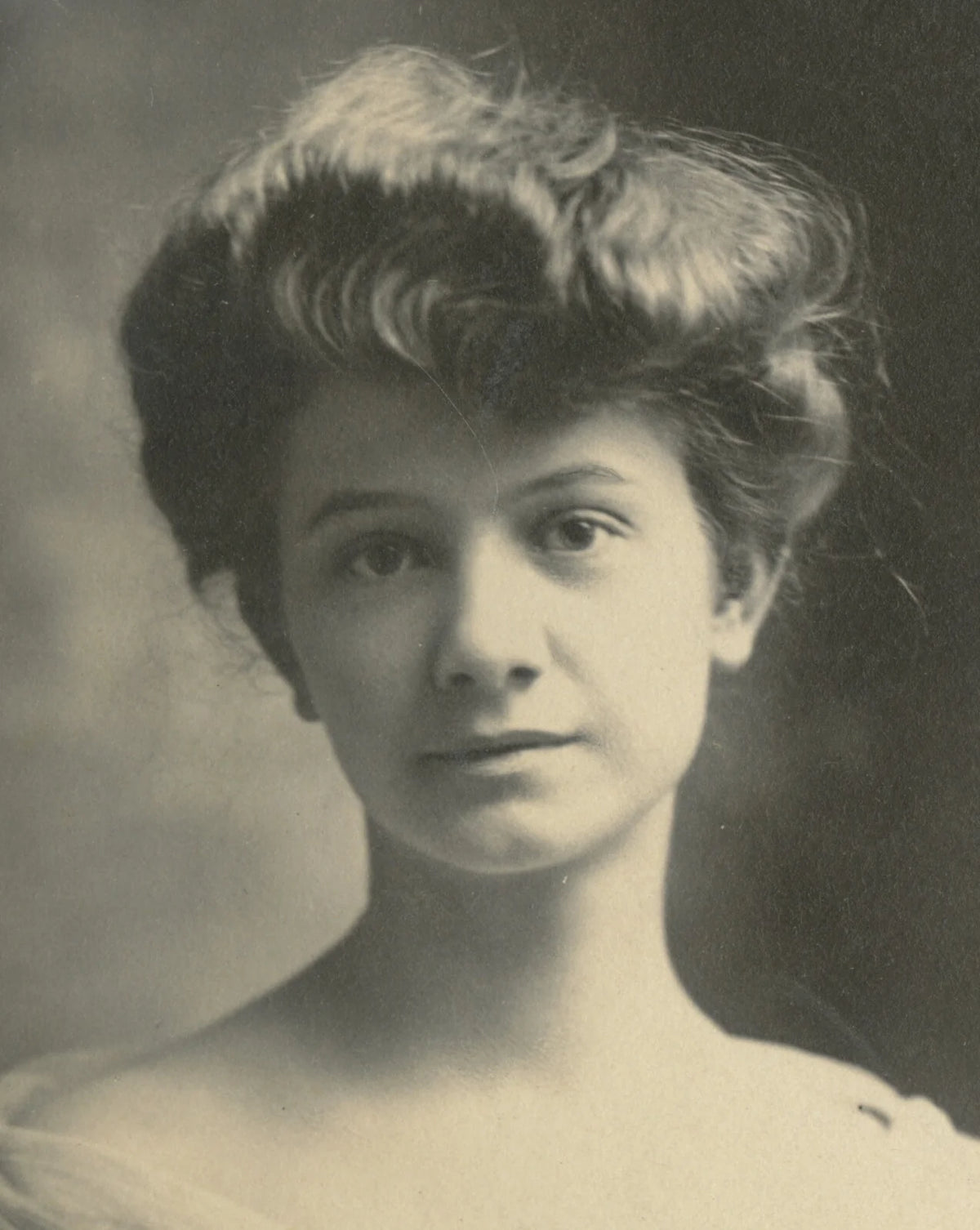 NEW YORK, STUDIO PHOTO LADY W/ PRETTY DRESS