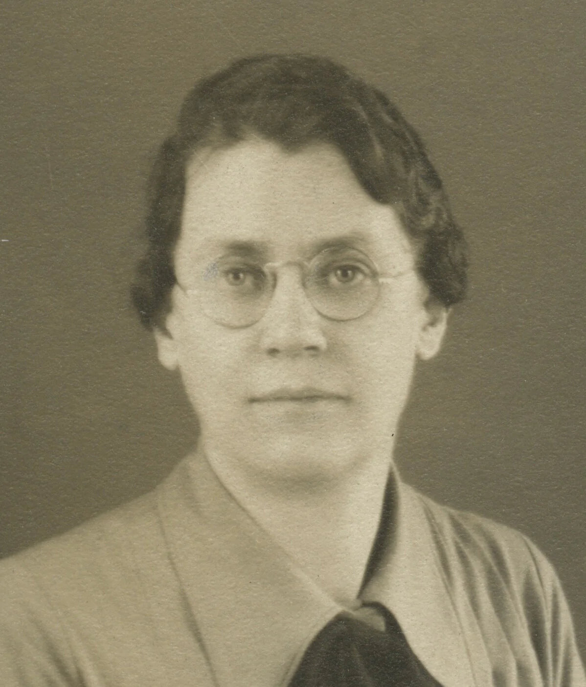 STUDIO PHOTO LADY W/ PRETTY DRESS + GLASSES, ART DECO FRAME