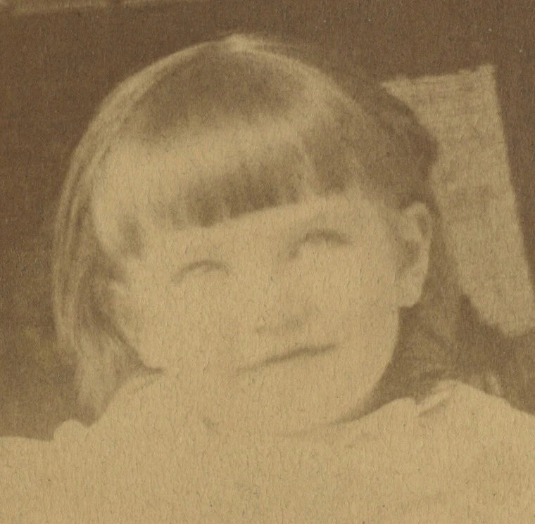 BROOKLYN, NY, PHOTO CUTE GIRL IN CHAIR