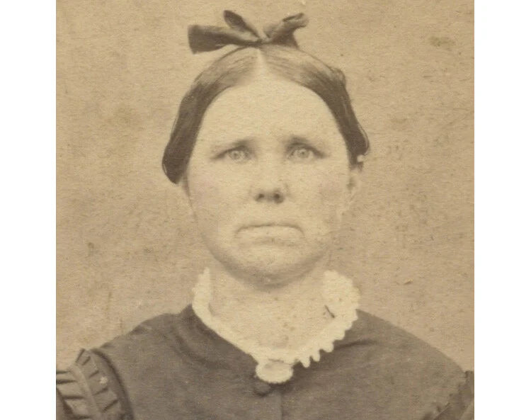 SOUTHSIDE PITTSBURGH, PA, STUDIO PHOTO OF A LADY