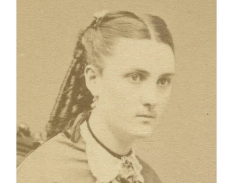 BOSTON, PHOTO LADY W/ PRETTY DRESS/CAPE JACKET