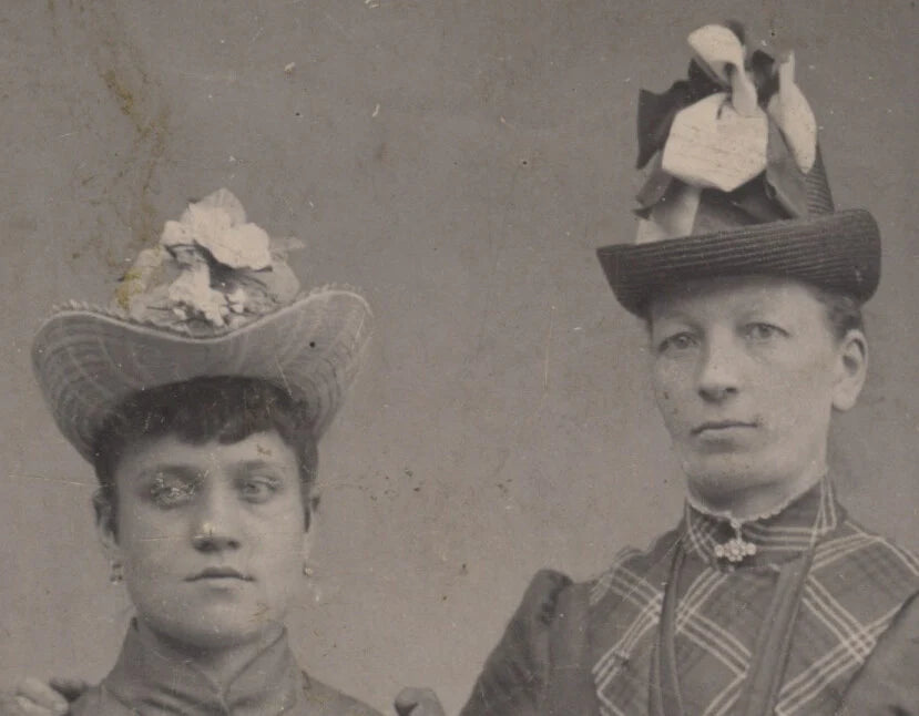 RATTVIK, SWEDEN, MOTHER + DAUGHTER IDED ON BACK, PHOTO