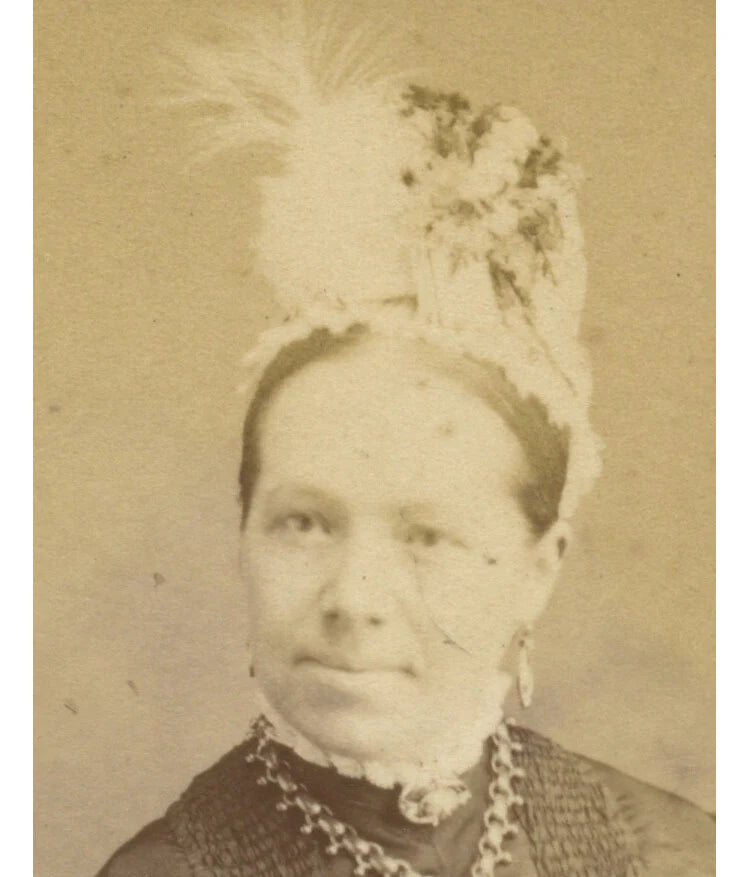 BRIDLINGTON QUAY, LADY W/ GREAT HAT, PHOTO