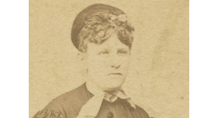 POSING STOOL, LADY W/ BEAUTIFUL DRESS, PHOTO