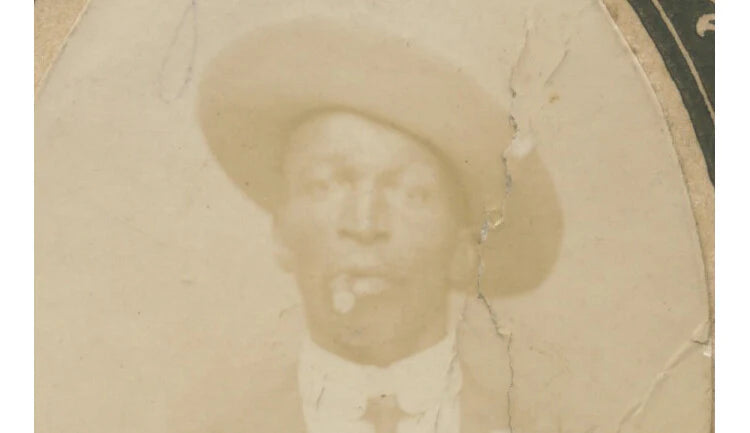 AFRICAN AMERICAN MAN SMOKING CIGAR, PHOTO