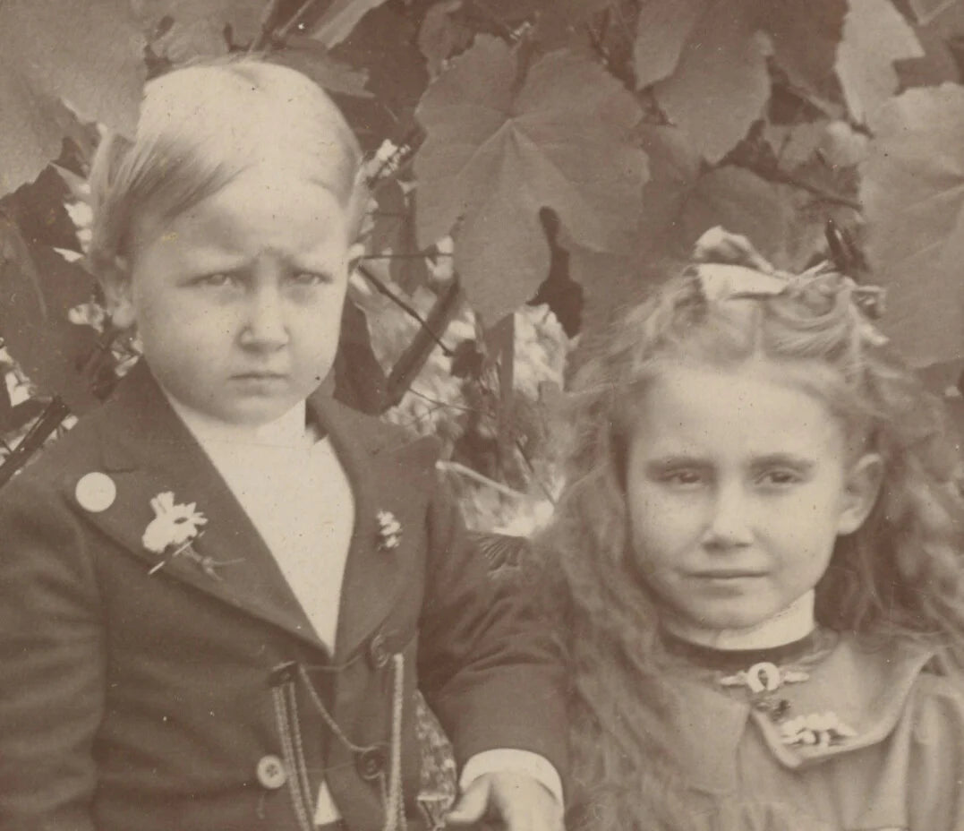 CUTE SIBLINGS, BROTHER + SISTER, GREAT OUTFITS, PHOTO