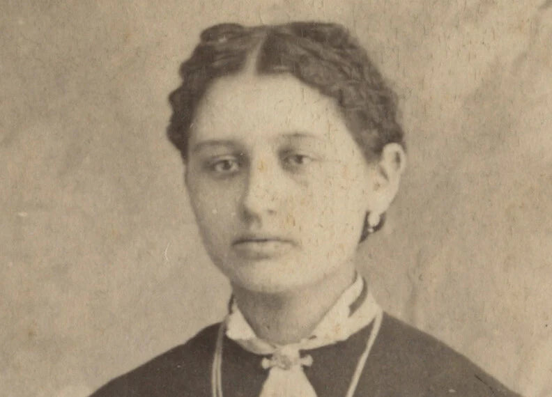 STUDIO PORTRAIT, LADY W/ PRETTY DRESS