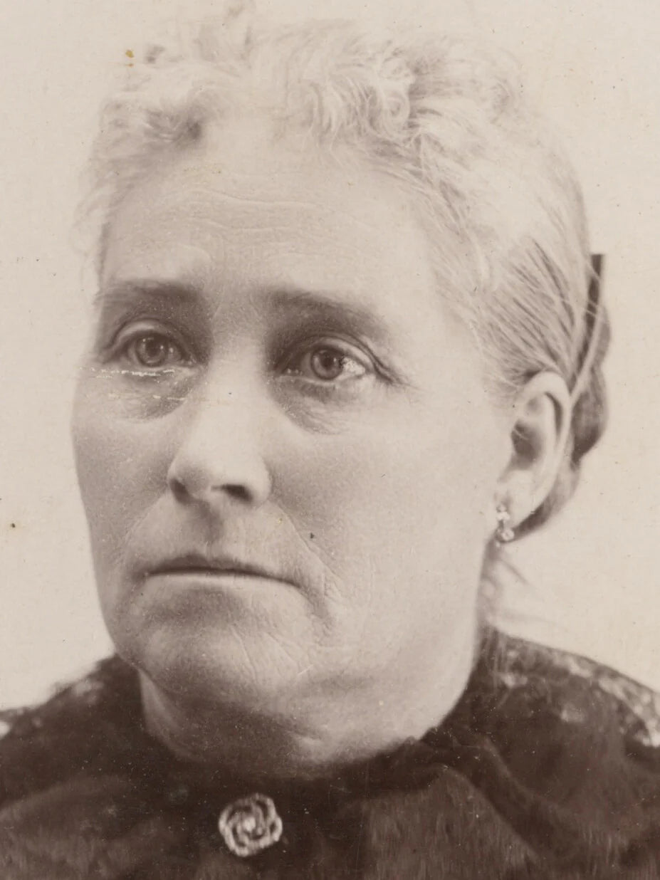 FROM LISCOMB, IOWA, PHOTO, LADY W/ PRETTY DRESS