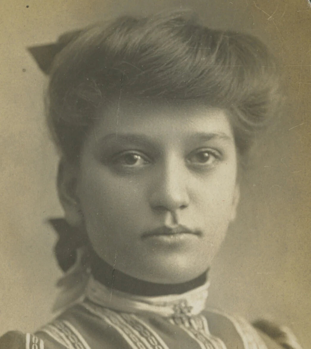 STUDIO PORTRAIT, LADY W/ PRETTY DRESS