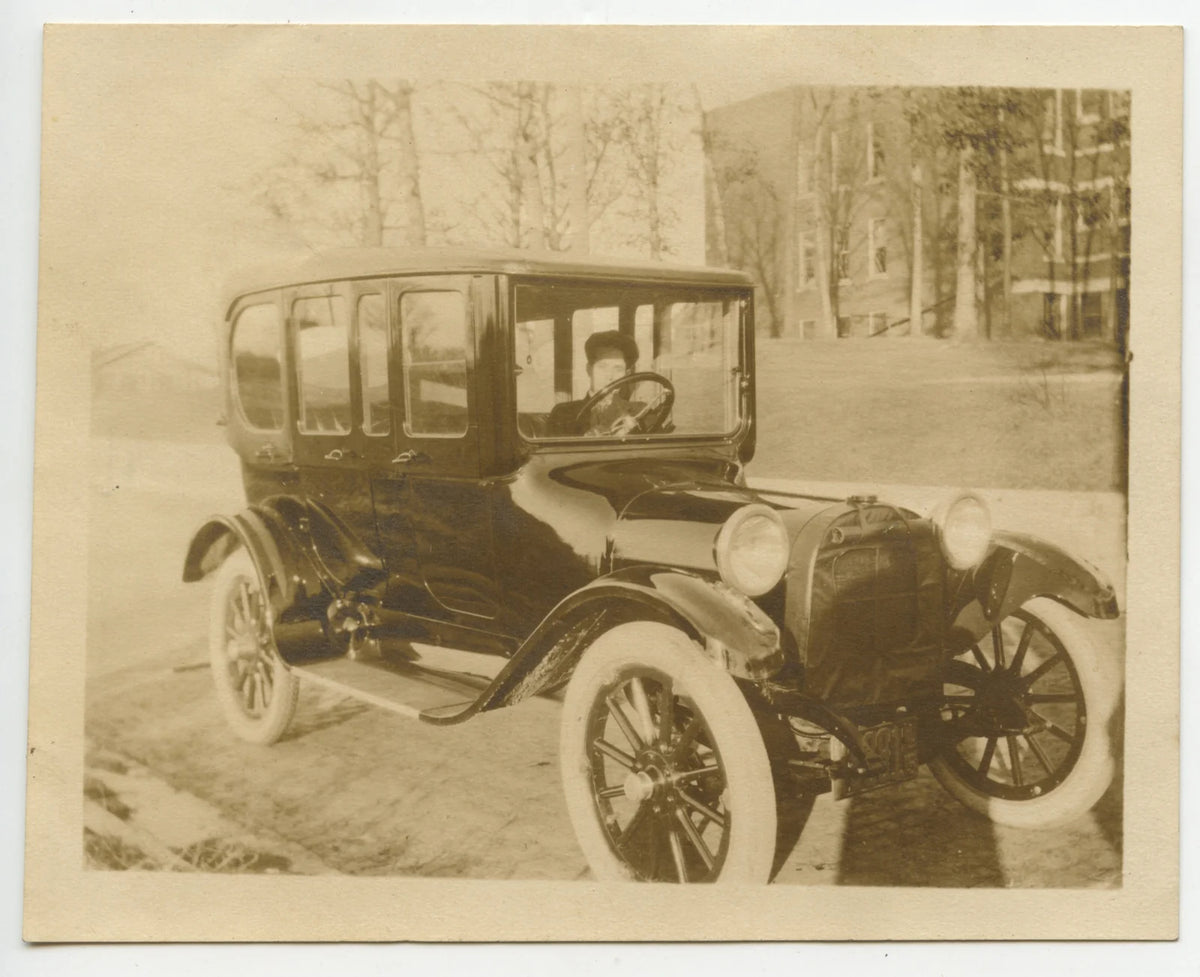 MODEL T FORD? VINT AUTOMOBILE PHOTO