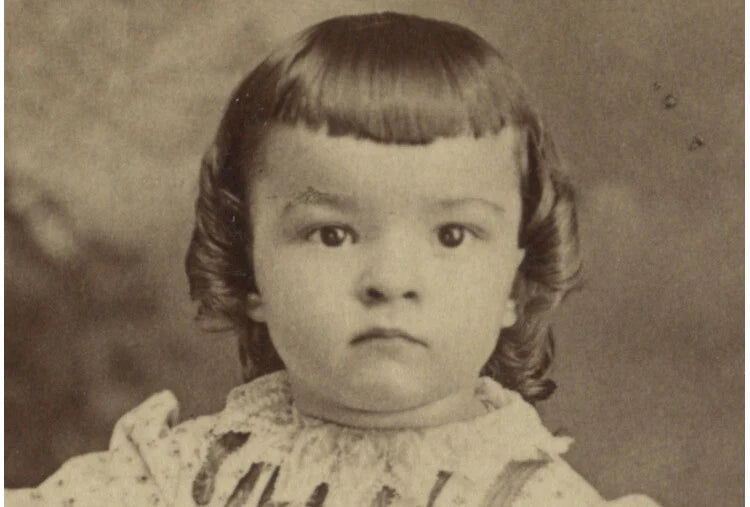 FROM PITTSBURGH, PA, PHOTO CUTE GIRL W/ SHORT BANGS