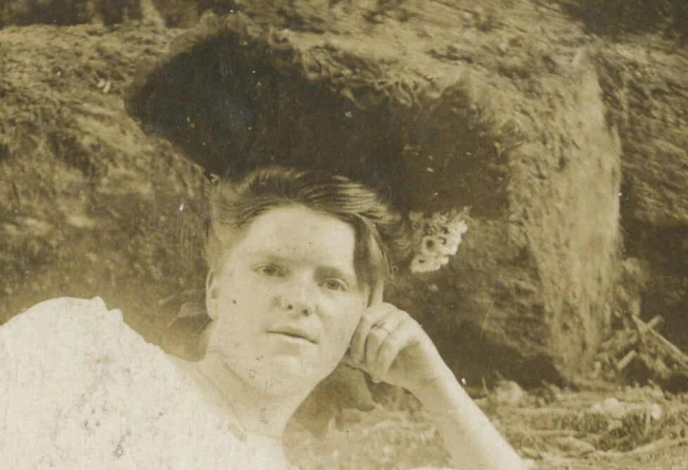 STUDIO PORTRAIT, LADY W/ GREAT HAT