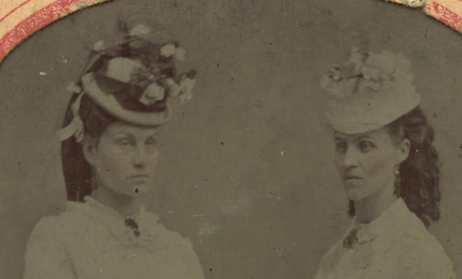 LADIES DRESS ALIKE, GREAT HATS, 1/9 PLATE TINTYPE PHOTO