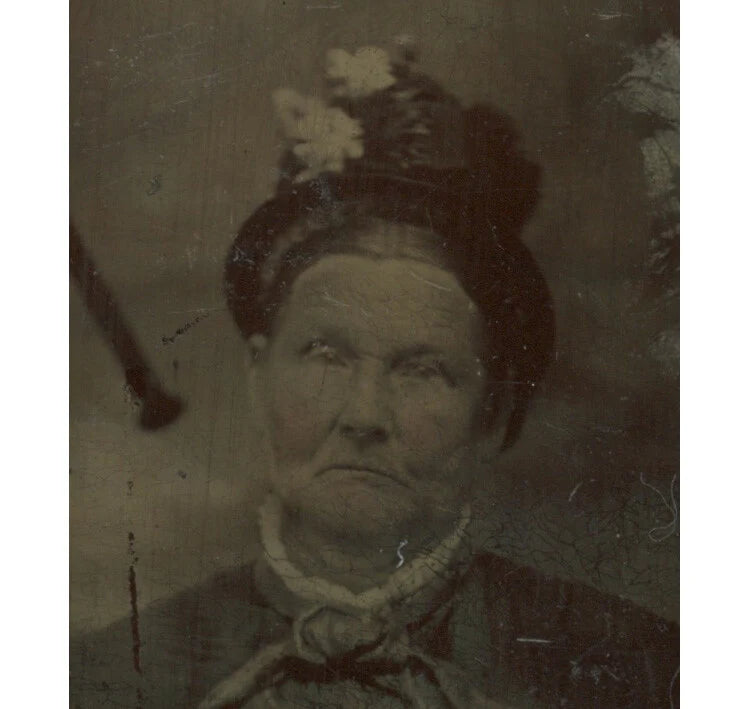 LADY HOLDING TINTYPE CASE, 1/6 PLATE TINTYPE