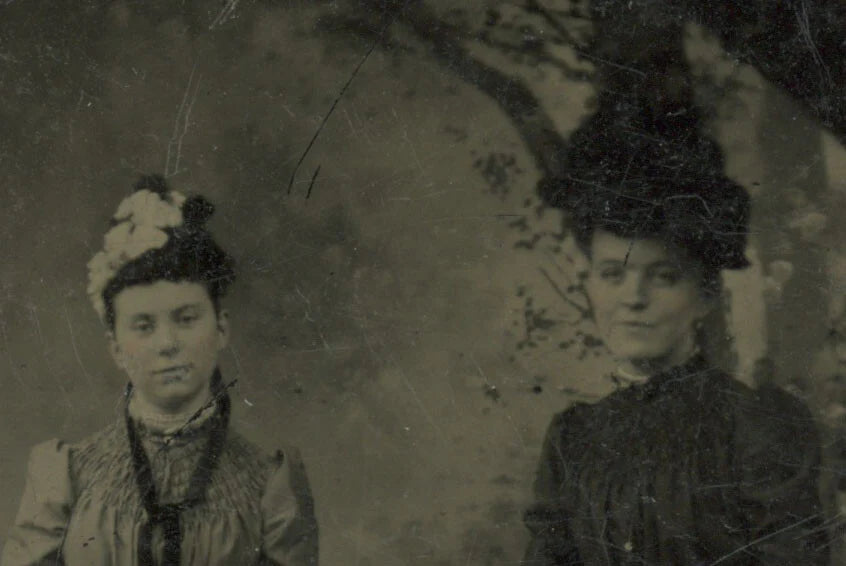 LADIES, SISTERS W/ GREAT HATS, 1/6 PLATE TINTYPE PHOTO