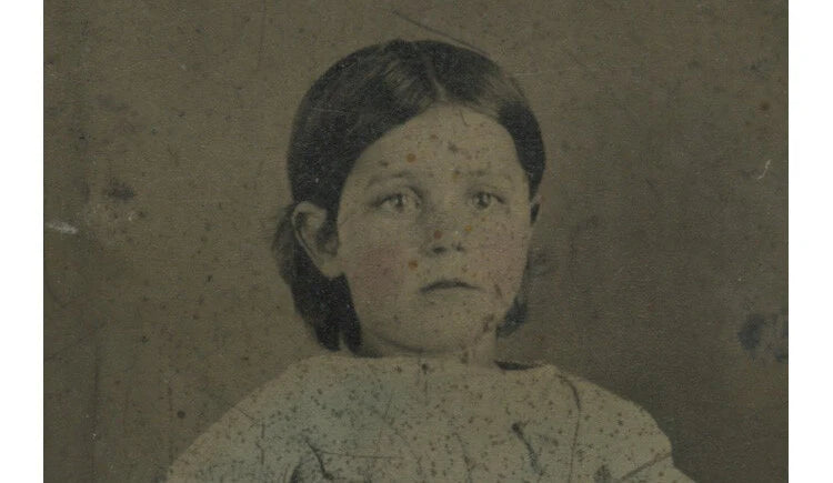 PHOTO CUTE GIRL IN HIGHCHAIR, 1/6 PLATE TINTYPE
