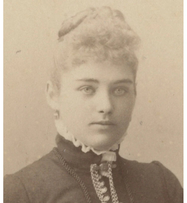 FROM MILWAUKEE, WIS, PHOTO OF PRETTY LADY W/ JEWELRY