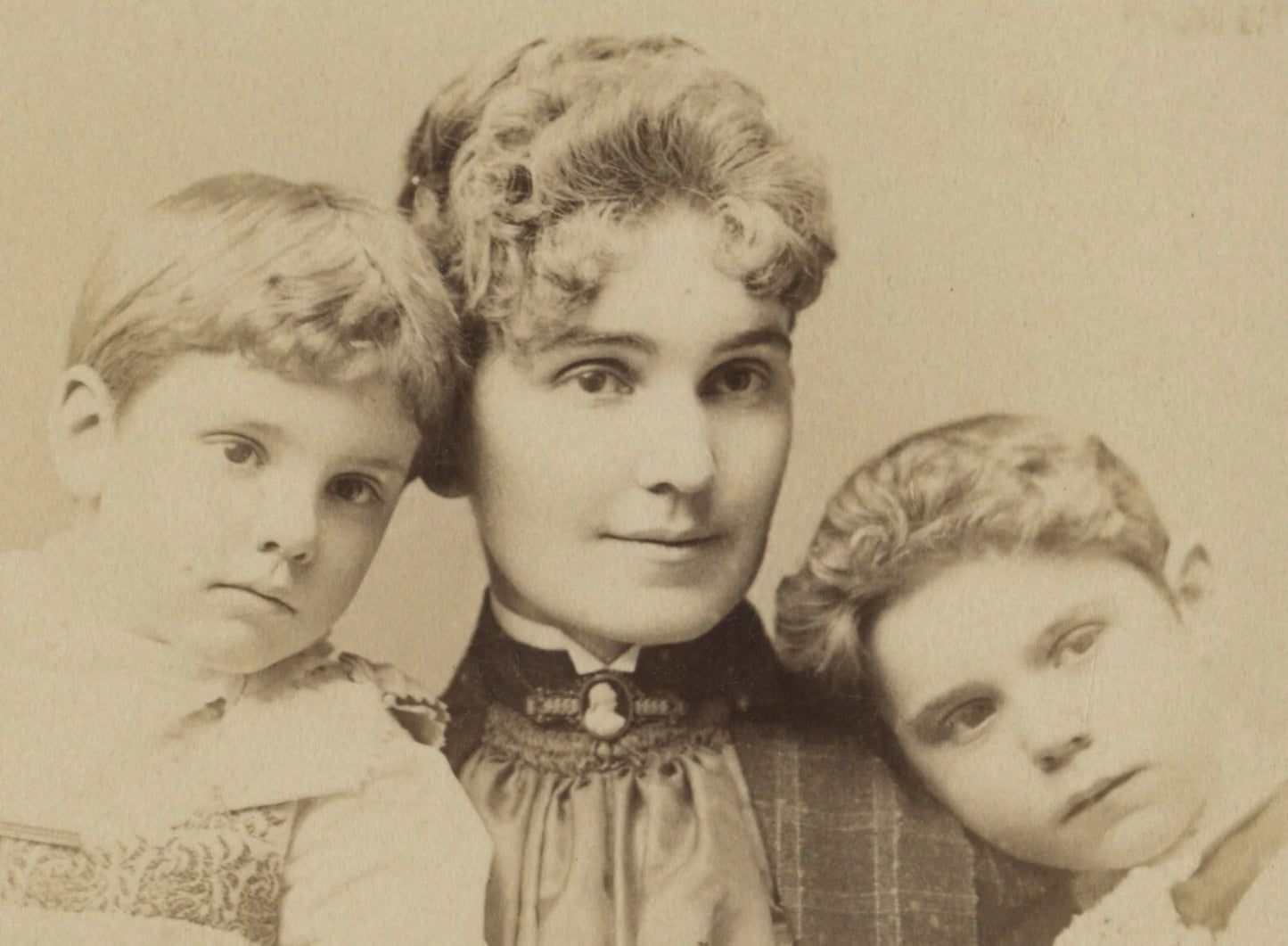 SAN FRANCISCO, CAL, PHOTO OF MOTHER + CHILDREN