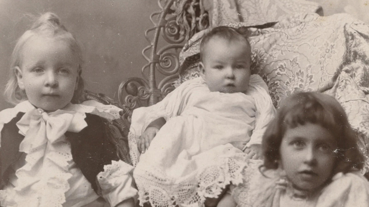 FROM PONTIAC, MICH, FAMILY PORTRAIT, CUTE CHILDREN
